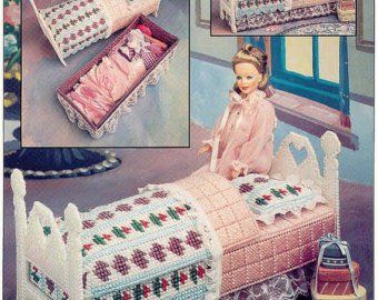 Plastic Canvas Barbie, Barbie Storage, Barbie Items, Doll Furniture Patterns, Barbie Bedroom, Doll Storage, Patterns For Fashion, Barbie Dreamhouse, Plastic Canvas Pattern