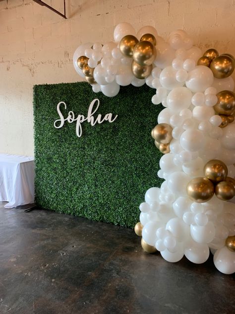 Hedge Backdrop, Baptism Backdrop, White Balloon Garland, Hedge Wall, Grass Backdrops, Simple Birthday Decorations, Gold Backdrop, Balloon Display, Rose Gold Balloons