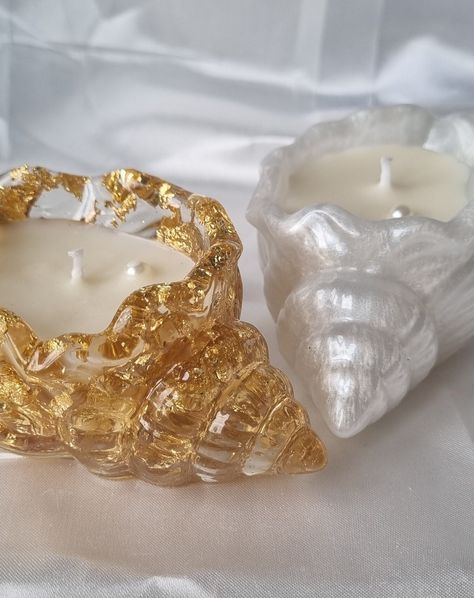 This beautiful seashell candle is perfect for the upcoming seasons! It has summer vibes and comes in various scents and colours.  Even after the wax runs out you can still use the seashell as a tray so don't throw it away!  This candle also makes the perfect gift for your loved ones.  The scents chosen for it are very summery and lead to relaxation and a calm mind. Tray For Candles, Cute Candle Ideas, Seashells Candle, Costal Vibe, Seashell Candle Holder, Funky Candles, Seashell Decor, Seashell Candles, Pretty Candle