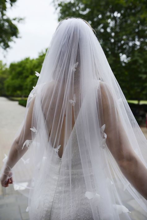 Veil Aesthetic White, Fluffy Wedding Veil, Light Blue Wedding Veil, Butterfly Veil Wedding, Veil With Butterflies, Butterfly Veil, Veil Sparkle, Dupatta Ideas, Head Peice