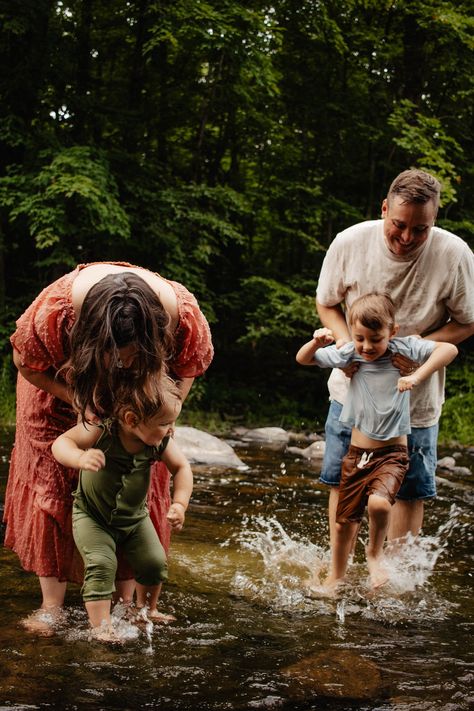 Family splashing in a creek during a family photoshoot, family photo in water, family photo playing in water. Hiking Family Photoshoot, Hiking Photoshoot, Adventure Photoshoot, Story Creative, Angel Fire, Adventure Family, Photoshoot Family, Family Hiking, Happy Parents