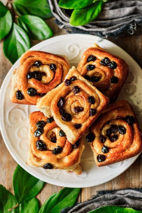 You don’t need a Kitchenaid to make these sticky, pull apart cinnamon raisin rolls!  You can learn how to make these fragrant homemade cinnamon raisin rolls in just a few simple steps.  Imagine eating these sweet treats on Christmas morning! Raisin Cinnamon Rolls, Cinnamon Raisin Rolls, Simple Yeast Bread, Raisin Rolls, Figgy Pudding Recipe, Homemade Sweet Bread, Easy Cinnamon Rolls, Sweet Bread Recipes, Fruit Fast