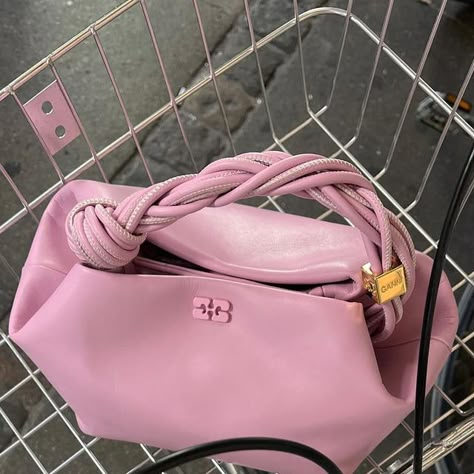 Ganni Bag Outfit, Ganni Bou Bag Outfit, Ganni Bou Bag, Ganni Aesthetic, Pink Bag Outfit, Ganni Bag, Pink Bags Outfit, Jumper Aesthetic, Boo Boo Bags