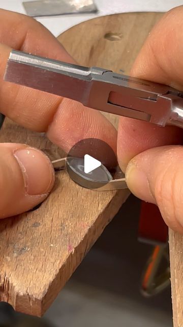 Creative Stone Setting, Silver Making Jewelry, How To Silversmith Jewelry, Stone Setting Techniques, Beginner Silversmithing Projects, Coin Jewelry Diy, Unusual Rings Design, Silversmithing Tutorials, Jewelry Fabrication