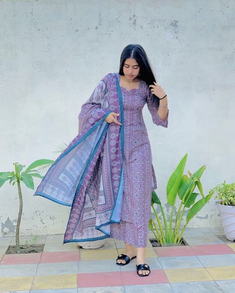 Kurta Set Poses For Women, Kurta Set Poses, Daily Wear Clothes For Women, Suit Pose, Simple Indian Suits, Stylish Kurta, Punjabi Suits Designer Boutique, Dresses Pattern, Kurti Style