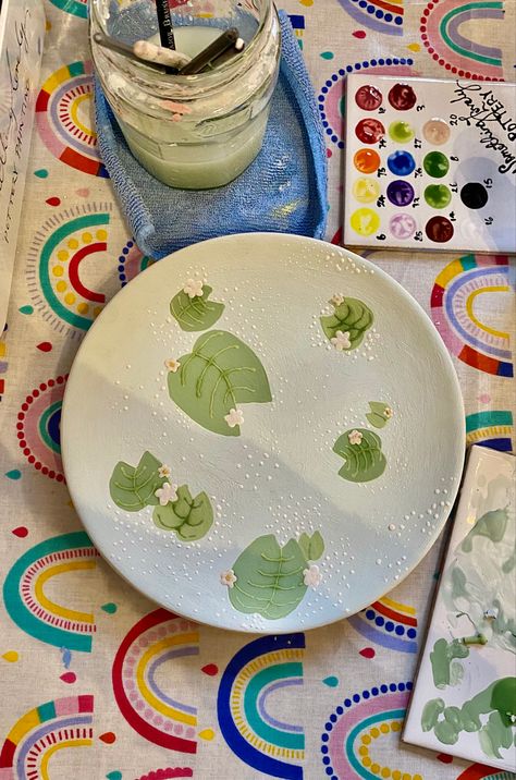 Cute Pottery Painting Ideas Couple, Painting Ideas On Clay Plates, Pottery Painting Ideas Frogs, Lily Pad Pottery Painting, Diy Plate Painting Ideas, Small Dish Painting Ideas, Plate Inspo Paint, Leaf Pottery Painting, Lily Pad Pottery