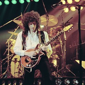 33 Famous Guitarists: Their First Guitar & How They Learned to ... Brian May Red Special, Queen Guitarist, Hank Marvin, Famous Guitarists, Queen Brian May, Princes Of The Universe, Queen Videos, Best Guitarist, Queen Pictures