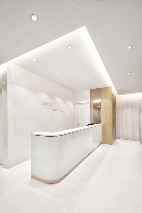 Clinics Reception, White Clinic Interior, Dental Clinic Ceiling Design, White Dental Clinic Design, White Reception Counter, Dental Design Interior, Medical Clinic Design, Office Reception Design, White Reception