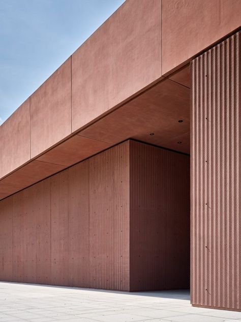 Pink concrete defines South Building wing of Polish Army Museum Concrete Cladding, Army Museum, David Chipperfield Architects, Exhibition Building, Concrete Facade, Expo 2020, Industrial Architecture, Concrete Forms, Concrete Building