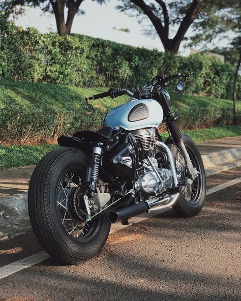 Dat A$$ #royalenfieldid #royalenfield #royalenfieldindonesia #bobber Bullet Modified, Royal Enfield Classic 350cc, Classic 350 Royal Enfield, Rider Quotes, Royal Enfield Wallpapers, Green Motorcycle, Royal Enfield Accessories, Royal Enfield Modified, Bullet Bike Royal Enfield