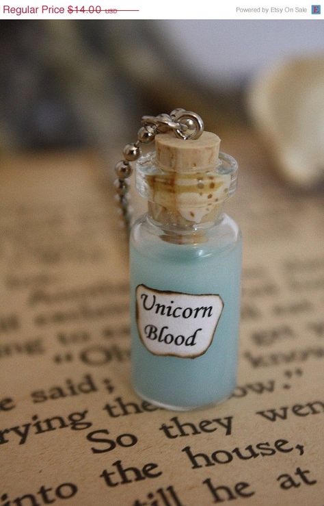 unicorn blood Stile Harry Potter, Harry Potter Potions, Vial Necklace, Buku Harry Potter, Magic Bottles, Unicorn Necklace, Bottle Charms, Harry Potter Diy, Bottle Necklace