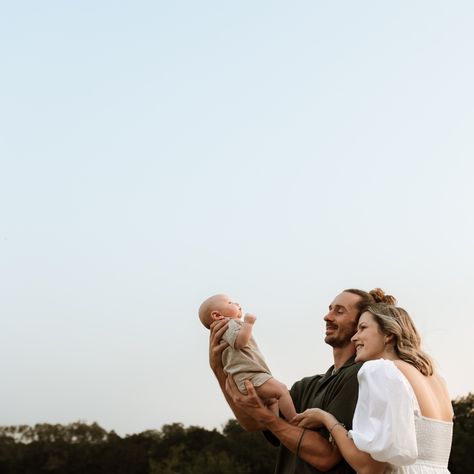 Family photos with 3 month old baby outside during the summer | Oh, Tannenbaum Photography Family Pictures 4 Month Old, Family Photos Infant, Family Photos With 4 Month Old, Family Photos With 3 Month Old, 6 Month Family Photos, Outdoor Family Photos With Baby, Fam Photos, Winter Shoot, Fam Pics