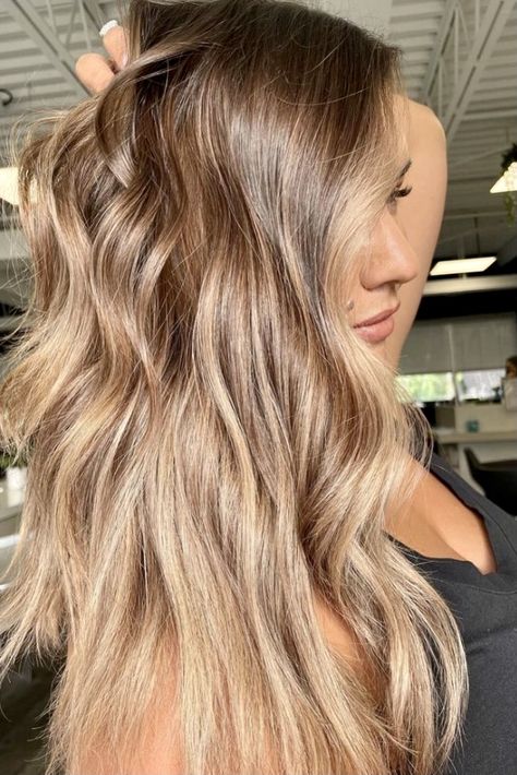 Money piece hair color is the latest hair color trend that’s taking over social media. The unique mix of colors creates a striking contrast to dark ha... Money Piece Hair Color, Piece Hair Color, Melt Balayage, Hair Color Ideas For 2023, Money Piece Hair, Money Pieces, Color Melt, Bronde Balayage, Medium Brown Hair