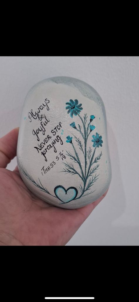 Christian Rock Painting Ideas, Pebbles Painting, Decorated Rocks, Prayer Rocks, Kindness Projects, Pet Rock, Diy Rock Art, Christian Rock, Painted Rocks Diy