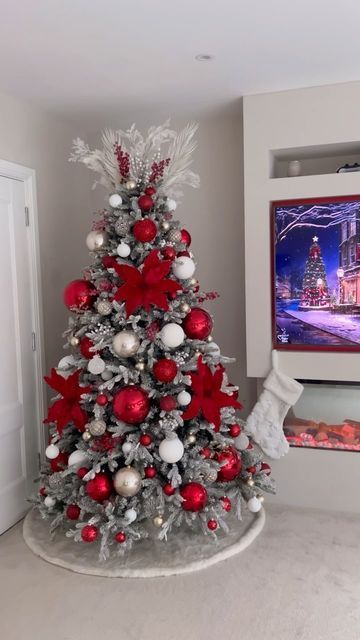 Christmas Tree Red And White Decorations, White Tree With Red Decorations, White Christmas Tree Decorations Themes, Christmas Tree Ideas Red White, Red And Silver Christmas Tree Ideas, Christmas Tree Ideas Red And White, Red Silver Christmas Tree, Red And White Christmas Tree Ideas, White And Red Christmas Tree