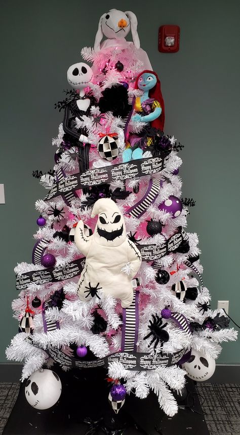 Horror Themed Christmas Tree, Venom Christmas Tree, Jack Skellington Tree Christmas, Nightmare Before Christmas Themed Tree, Corpse Bride Christmas Tree, Oogie Boogie Christmas Tree, Jack And Sally Christmas Tree, Nightmare Before Christmas Christmas Diy, Tim Burton Christmas Tree