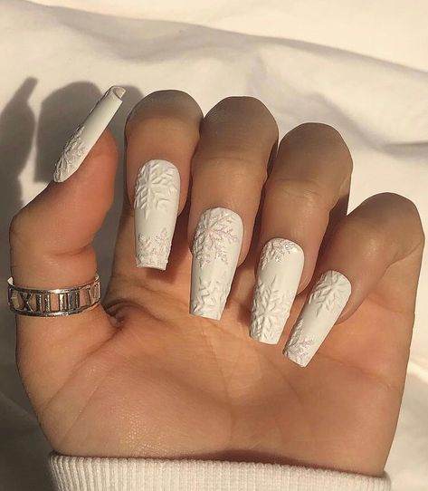 White Sweater Nails Acrylic, White Winter Nails Coffin, White Xmas Nails Acrylic, Winter Sweater Nails Short, White Acrylic Christmas Nails, White Christmas Nails 2022, Winter White Nails Acrylic, Snow Nails Winter White, Sweater Nails White