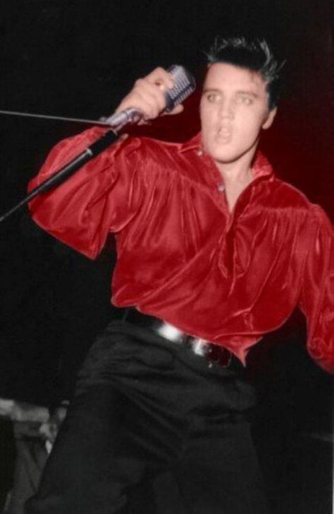 Tupelo 1956 #Elvis wearing the shirt that his mama #GladysPresley made for him. Think of all the stage suits she could have sewn, had she lived longer @presleysuperfan Tupelo Mississippi, Presley Family, Elvis Presley Family, Elvis In Concert, Young Elvis, Elvis Presley Pictures, Elvis Presley Photos, Priscilla Presley, Lisa Marie Presley