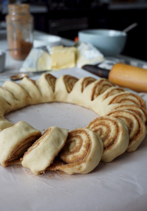 Sourdough Christmas, Cottage Homestead, Baking For Friends, Christmas Breads, Cheddar Bread, Roll Wreath, Bread Wreath, Cinnamon Bun Recipe, Rolls Homemade