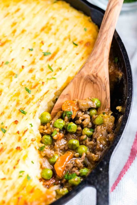 Shepherd's Pie {Classic Irish Recipe!} Ultra Creamy Mashed Potatoes, Irish Foods, Irish Cooking, Irish Cuisine, Shepherds Pie Recipe, Scottish Recipes, Pot Beef Stew, Winter Comfort Food, Simple Green Salad