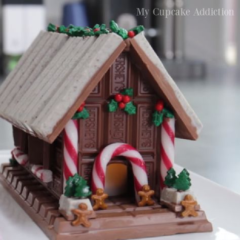 Chocolate Christmas House, Chocolate House Christmas, Kitkat Gingerbread House, Chocolate Gingerbread House, Candy Gingerbread House, Candy Houses, Graham Cracker Gingerbread House, Holiday Mocktail, Pesto Recipes