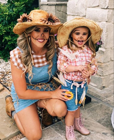 Mother And Daughter Halloween Ideas, Diy Mom And Daughter Costumes, Halloween Mom And Daughter Costumes, Mom And Daughters Halloween Costumes, Mother Daughter Halloween Costume Ideas, Mother Daughter Costumes Halloween, Mom And Daughter Costumes, Mom And Son Costume Ideas, Mom And Daughter Halloween Costumes