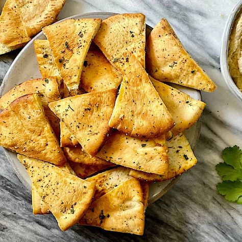 Chips In The Air Fryer, Pita Chips Recipe, Air Fryer Chips, Baked Pita Chips, Homemade Pita Chips, Homemade Pita, Best Air Fryer, Card Party, Pita Chips