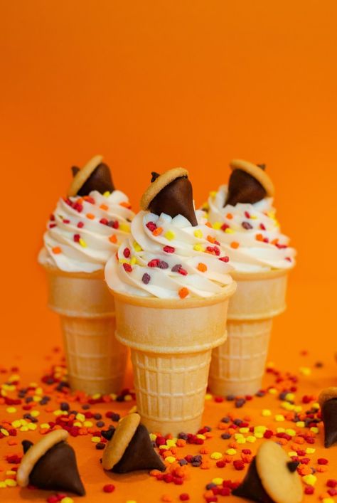 Fall Ice Cream, Cake Cones, Cone Cupcakes, Halloween Ice Cream, Ice Cream Cone Cupcakes, Thanksgiving Cupcakes, Cake In A Cone, Thanksgiving Foods, Chocolate Chip Cupcakes