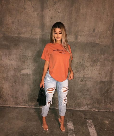 ootdfash Boutique on Instagram: “Newwwww FRANKIE LOW RISE JEANS 😭🔥😻 perf with any oversized tees 🥵 @ootdfash  www.ootdfash.com 😻 Top & heels from @lamodishboutique 😽…” Chill Outfits, Outfit Trends, Trik Fotografi, Tshirt Outfits, Trend Fashion, Swag Outfits, Mode Inspiration, Outfits Casuales, Cute Casual Outfits