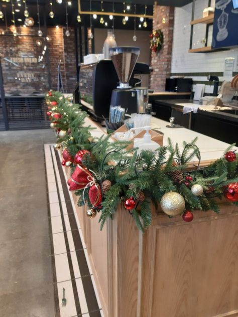 Resturant Ideas For Christmas, Christmas Decor Ideas For Restaurant Bar, Christmas Decor Cafe Shop, Holiday Restaurant Decor, Christmas Coffee Shop Decor, Christmas Decor Restaurant Ideas, Christmas Decor Coffee Shop, Christmas Bakery Display, Christmas Decor For Cafe