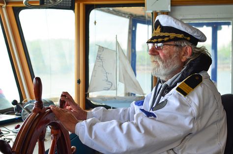 Old experienced captain driving boat Small Yachts, Boat Safety, Boat Captain, Cruise Liner, Cruise Ship, Leadership, Captain Hat, Portugal