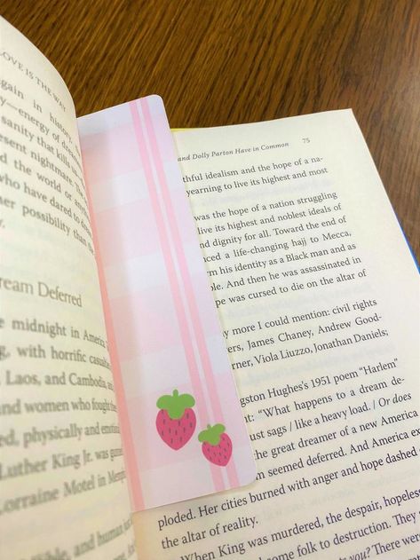 Strawberry Bookmark, Pink Bookmark, Pink Diy, Creative Bookmarks, Pink Books, Pink Strawberry, Diy Bookmarks, Book Marks, Bookish Things