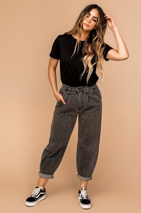 d82118376df344b0010f53909b961db3 Black Mom Jeans Outfit, Moms Jeans, Mom Jeans Outfit Winter, Mom Jeans Outfit Summer, Mom Jeans Style, Jeans Outfit Winter, Look Jean, Mom Jeans Outfit, Black Mom Jeans