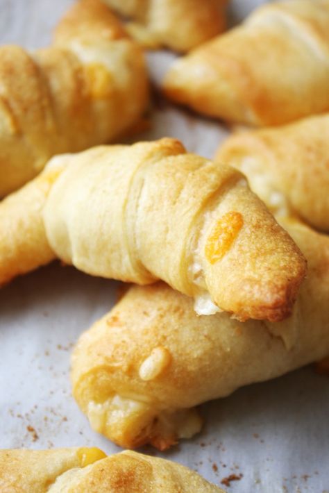 Breakfast Stuffed Crescent Rolls, Garlic Crescent Rolls, Cheesy Crescent Rolls, Stuffed Croissants, Breakfast Crescent, Stuffed Crescent Rolls, Crescent Breakfast, Dough Starter, Cheese Crescent Rolls