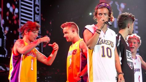 Lakers Shirt, Mira Duma, One Direction Outfits, Harry Styles 2013, One Direction Shirts, One Direction Images, 5 Fingers, Whoop Whoop, One Direction Concert