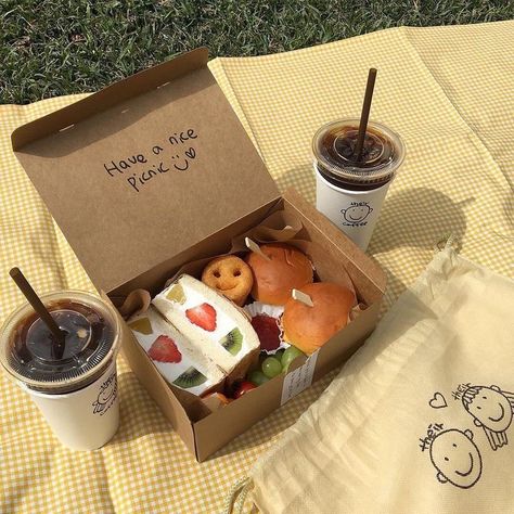 Makanan Diet, Picnic Date, Think Food, Picnic Food, Kawaii Food, A Picnic, Cafe Food, A Blanket, Pretty Food