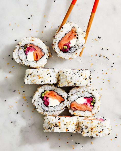 philadelphia sushi roll Spicy Crab Roll Recipe, Philadelphia Sushi Roll, Dragon Roll Recipe, Philadelphia Roll Sushi, Sushi Stacks Recipe, Cream Cheese And Cucumber, California Roll Recipes, Spicy Crab Roll, Philadelphia Roll