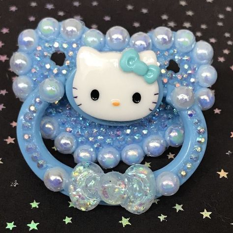 Bling Pacifier, Calico Critters Families, Pet Spaces, Baby Minnie, Hello Kitty Items, Baby Time, Little Outfits, Cute Little Things, Indie Brands