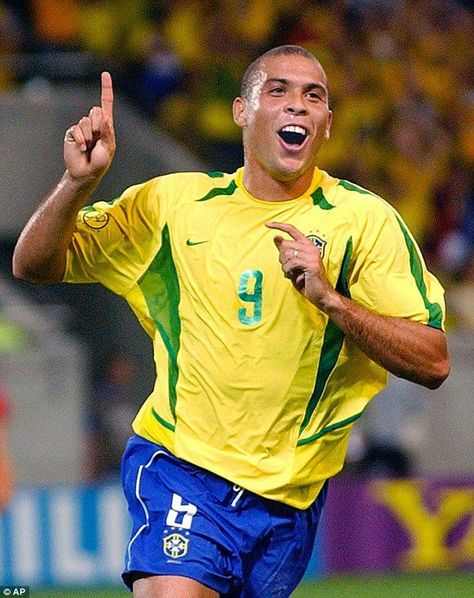 Ronaldo 2002 World Cup, Ronaldo Brazil Wallpaper, Ronaldo Phenomenon, Ronaldo Nazario Wallpaper, R9 Ronaldo, Ronaldo R9, Ronaldo Brazil, Brazilian Soccer Players, Ronaldo 9