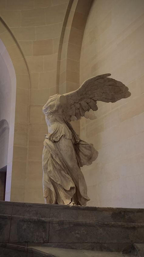 Louvre muséum, Paris Louvre Art, Paris Louvre, Winged Victory, Building Aesthetic, Classic Sculpture, Greek Statues, Christmas Scenery, Museum Poster, Iphone Wallpaper Themes