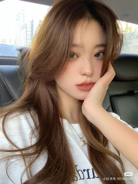 Ulzzang Colored Hair, Brown Hair With Highlights Korean, Curly Hair Ulzzang, Korean Brown Hair With Highlights, Korean Girl Brown Hair, Color Hair Korean, Brown Hair Asian Girl, Ulzzang Long Hair, Honey Brown Hair Asian