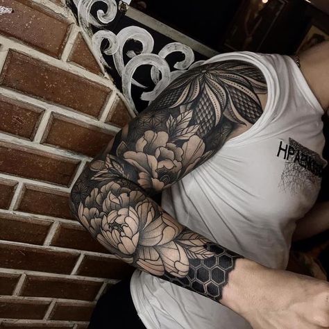 Flower Tattoo Sleeve Men, Black Sleeve Tattoo, Men Flower Tattoo, Geometric Tattoo Sleeve Designs, Mangas Tattoo, Geometric Sleeve Tattoo, Full Sleeve Tattoo Design, Manga Tattoo, Men Tattoos Arm Sleeve