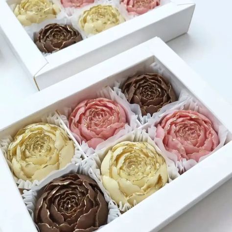 Chocolat rose Prestige pour occasions spéciales, cadeaux d'anniversaire, de mariage et distributions 🌹🎀🥰 Livraison disponible 🚚❤️‍🔥 Candle Bouquet, Wax Molds, August 26, Chocolate Factory, Sweet Life, Mini Cakes, Sweet Recipes, Donuts, Wax