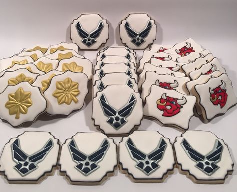 Military promotion ceremony cookies. Air Force Major whose call sign is "Bull". Military Promotion Ceremony, Major Promotion Cake, Army Promotion, Promotion Cake, Promotion Ceremony, Air Force Birthday, Promotion Celebration, Military Cake, Military Party