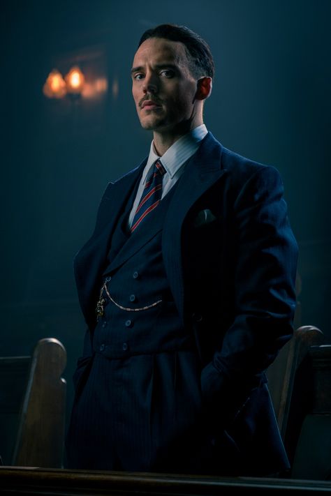 Peaky Blinders Series, Peaky Blinders Wallpaper, Classy Suits, Sam Claflin, Corte De Cabelo Masculino, Costume Shop, Peaky Blinders, Gentleman Style, Suit And Tie