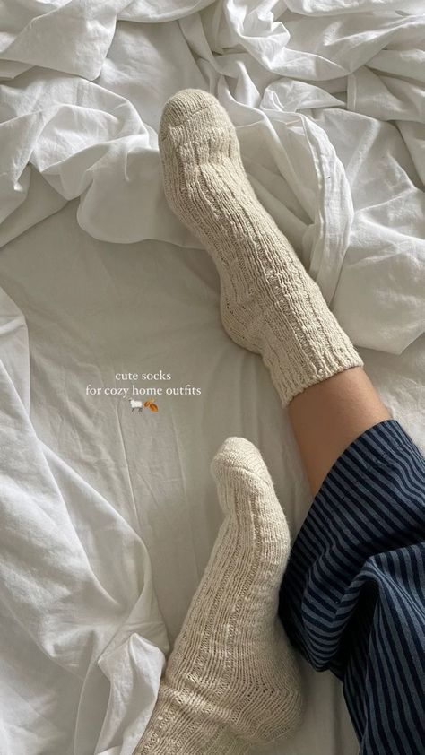 Cozy Socks Outfit, Cozy Socks Aesthetic, Cozy Fall Aesthetic Home, Slouchy Socks Outfit, Cozy Home Outfit, Socks Outfit, Socks Aesthetic, Vibe Aesthetic, Aesthetic Cozy