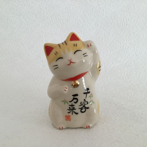 Lucky Cat Decor, Lucky Cat Figurine, Lucky Cat Aesthetic, Lucky Cat Logo, Chinese Cat, Tom Y Jerry, Ceramic Animals, Clay Art Projects, Maneki Neko