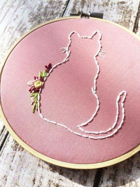 Wooden Embroidery Hoops, Floral Cat, Pola Sulam, 자수 디자인, Hand Embroidery Stitches, Embroidery Hoop Art, Embroidery Craft, Arte Floral, Hand Embroidery Patterns