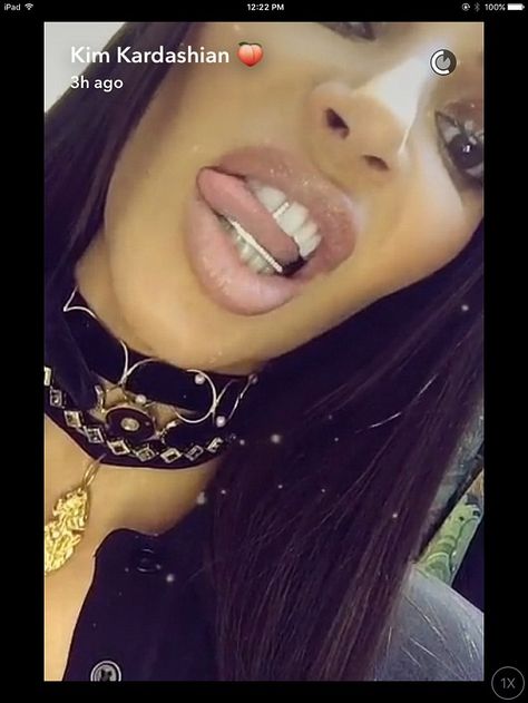 She was also wearing grillz by Dolly Cohen in one of her Snapchat stories in Paris, which can cost upwards of 200 euros (£174.82) Girl Grillz, Bottom Grillz, Grillz Teeth, Diamond Grillz, Gold Grill, Off White Fashion, Gold Grillz, Grills Teeth, Gold Teeth