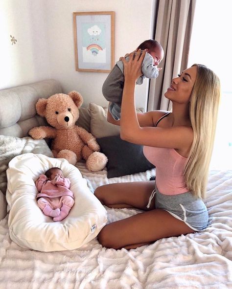 Twin Baby Photos, Couple With Baby, Moms Goals, Mommy Goals, Cute Twins, Mommy And Son, Dad Baby, Foto Baby